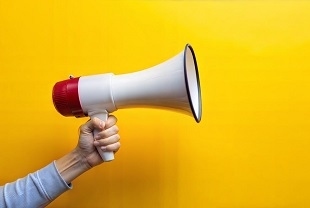 Ein Arme hält ein Megaphone in der Hand